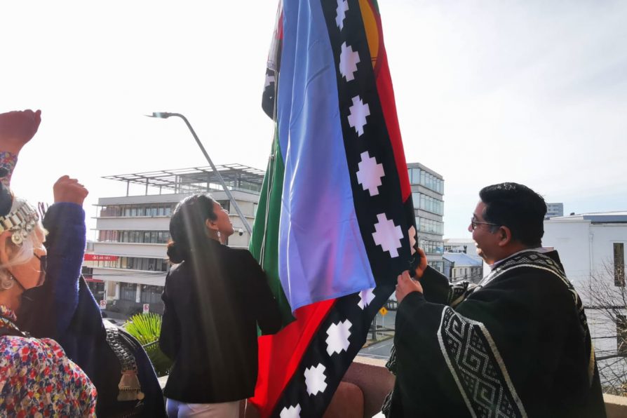 Izan bandera mapuche en edificio de Gobierno de Los Ángeles por primera vez en la historia
