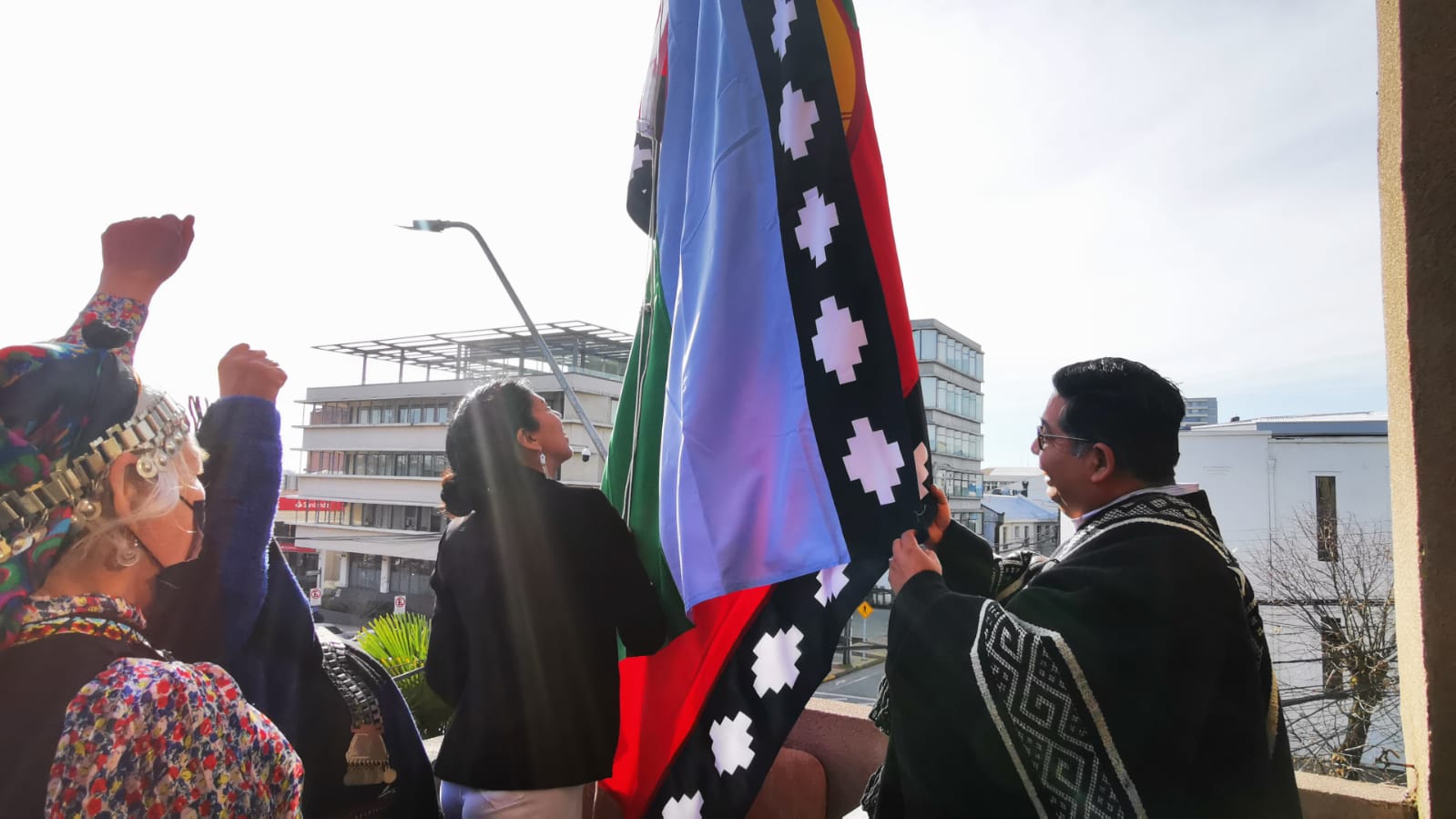 Izan bandera mapuche en edificio de Gobierno de Los Ángeles por primera vez en la historia