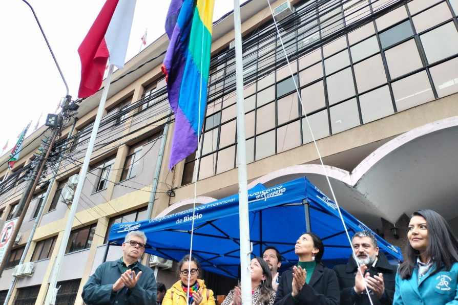 Izan la bandera de la diversidad frente a la plaza de armas de Los Ángeles