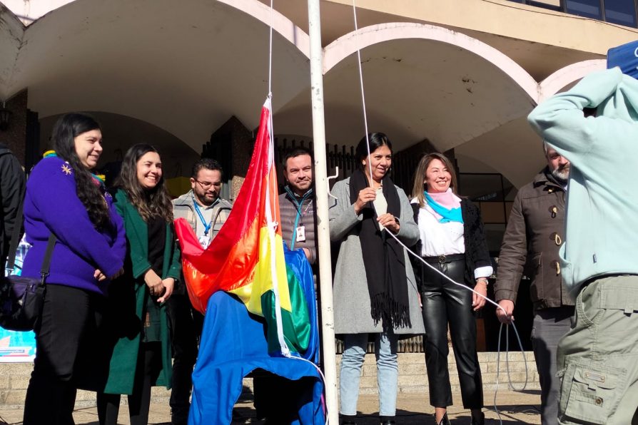 Izan bandera LGBTIQ+ en la Plaza de Armas de Los Ángeles