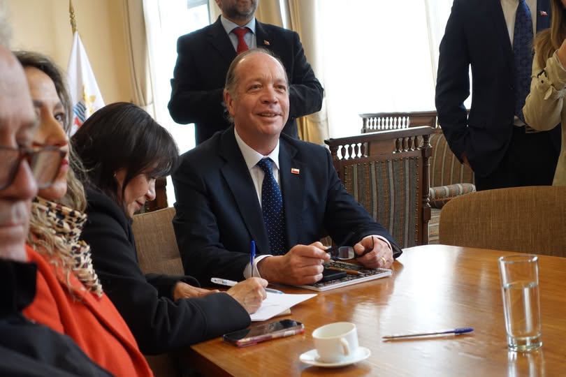Diálogo con gremios en Los Ángeles aborda plan de reconstrucción nacional