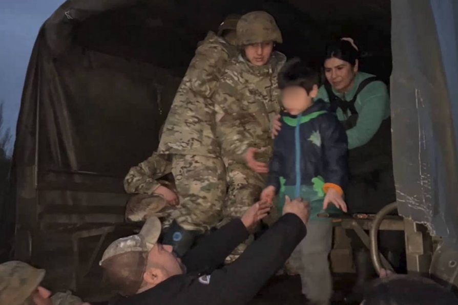 Ejército rescata a familias y mascotas aisladas tras desborde del río Huaqui en Los Ángeles